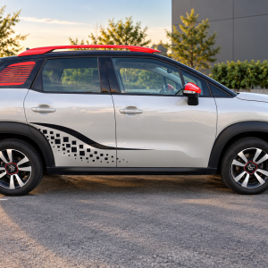 Citroën C3 Aircross cu grafică laterală neagră din colant și accente roșii, vedere laterală