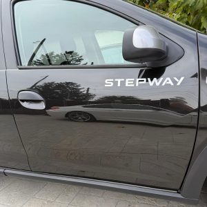 Inscripție STEPWAY albă din colant decupat aplicată pe portiera unui autoturism