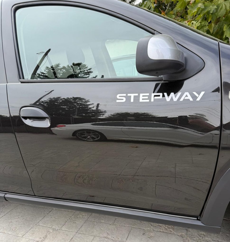 Inscripție STEPWAY albă din colant decupat aplicată pe portiera unui autoturism