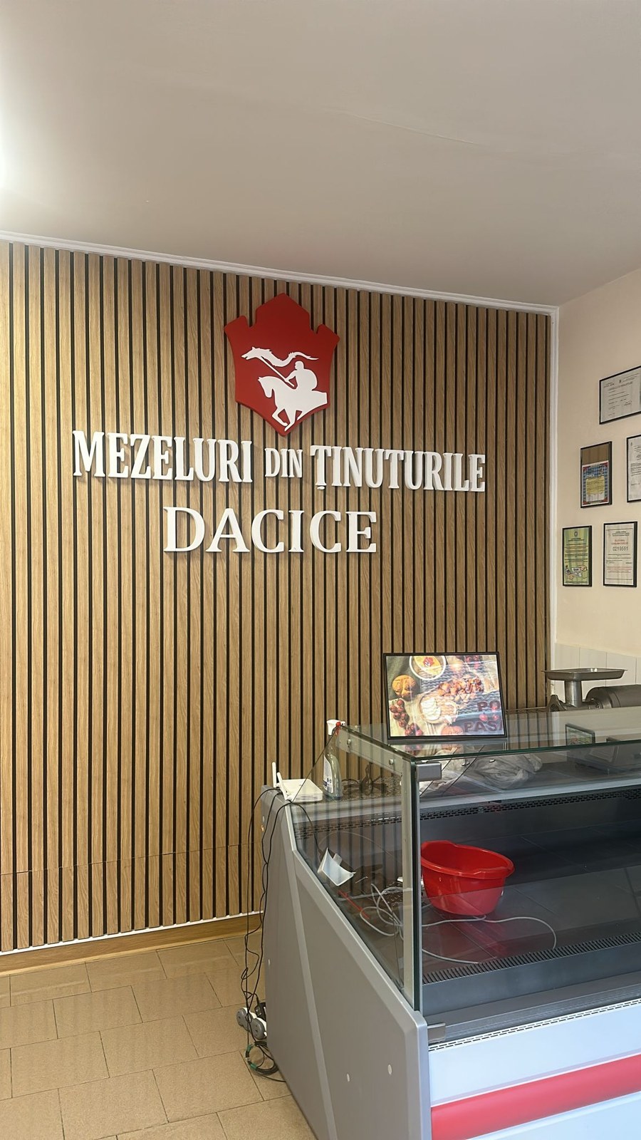 Mezeluri din Ținuturile Dacice — identitate de interior