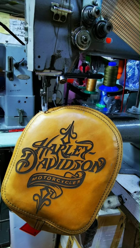 Produs finit din piele cusută, personalizat prin gravură laser cu grafică Harley-Davidson