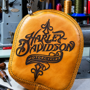 Produs finit din piele gravată laser cu grafică Harley-Davidson, încadrat pentru prezentare
