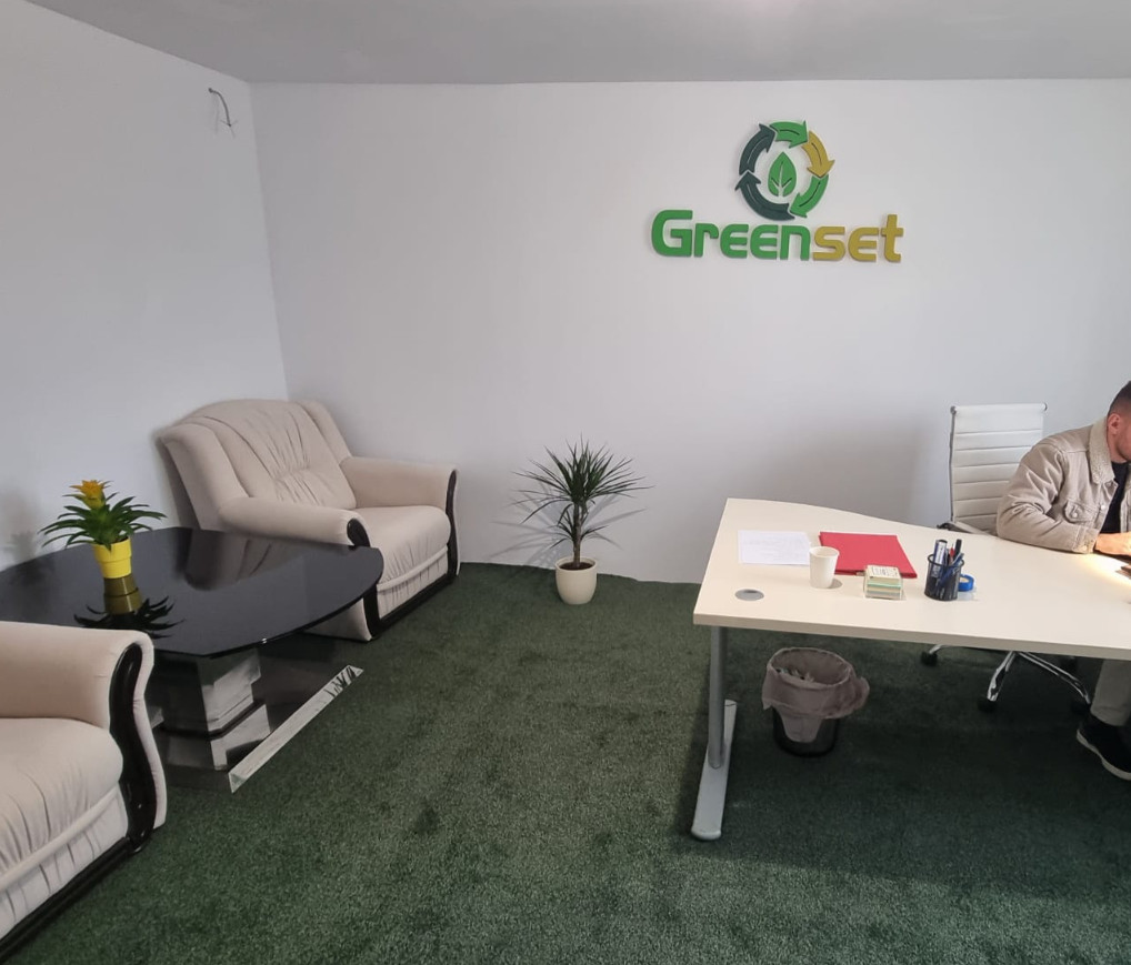Logo și litere Greenset montate pe peretele unui birou