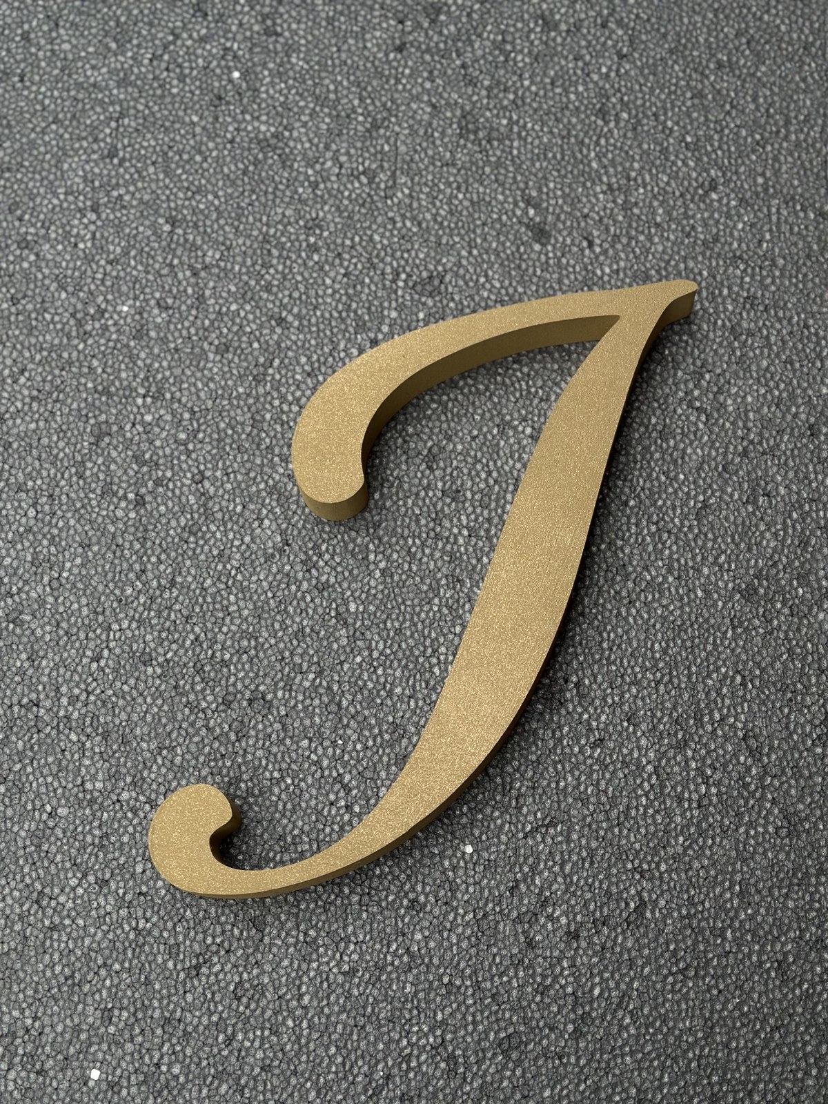 Litere caligrafice aurii