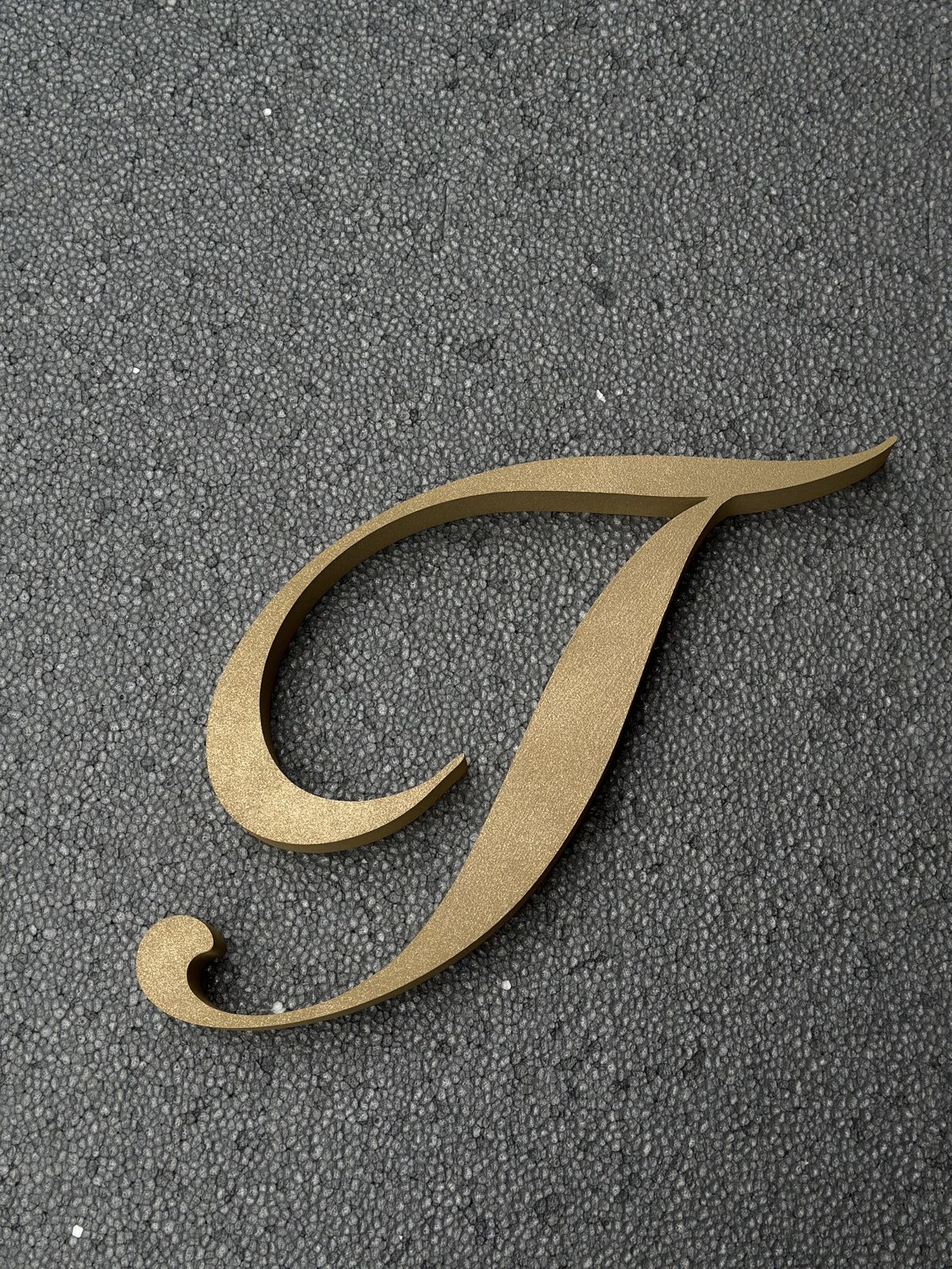 Litere caligrafice aurii