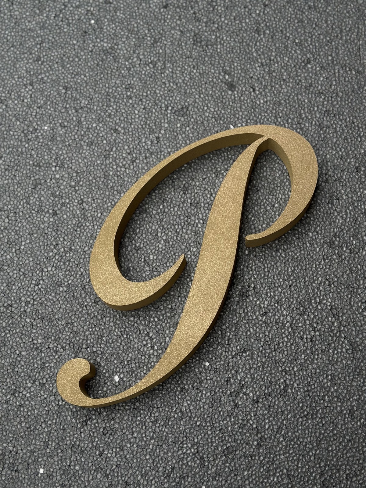 Litere caligrafice aurii