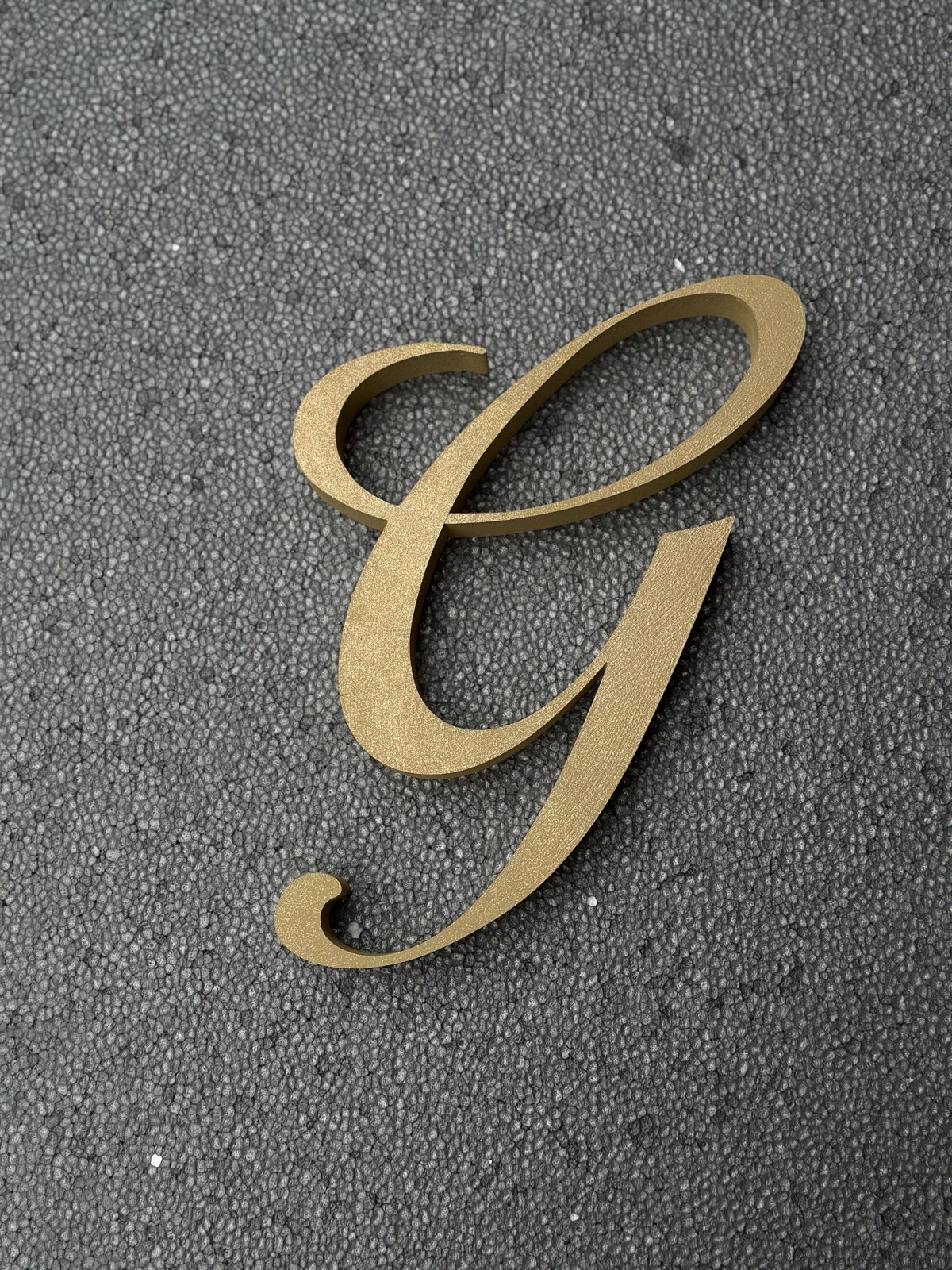 Litere caligrafice aurii