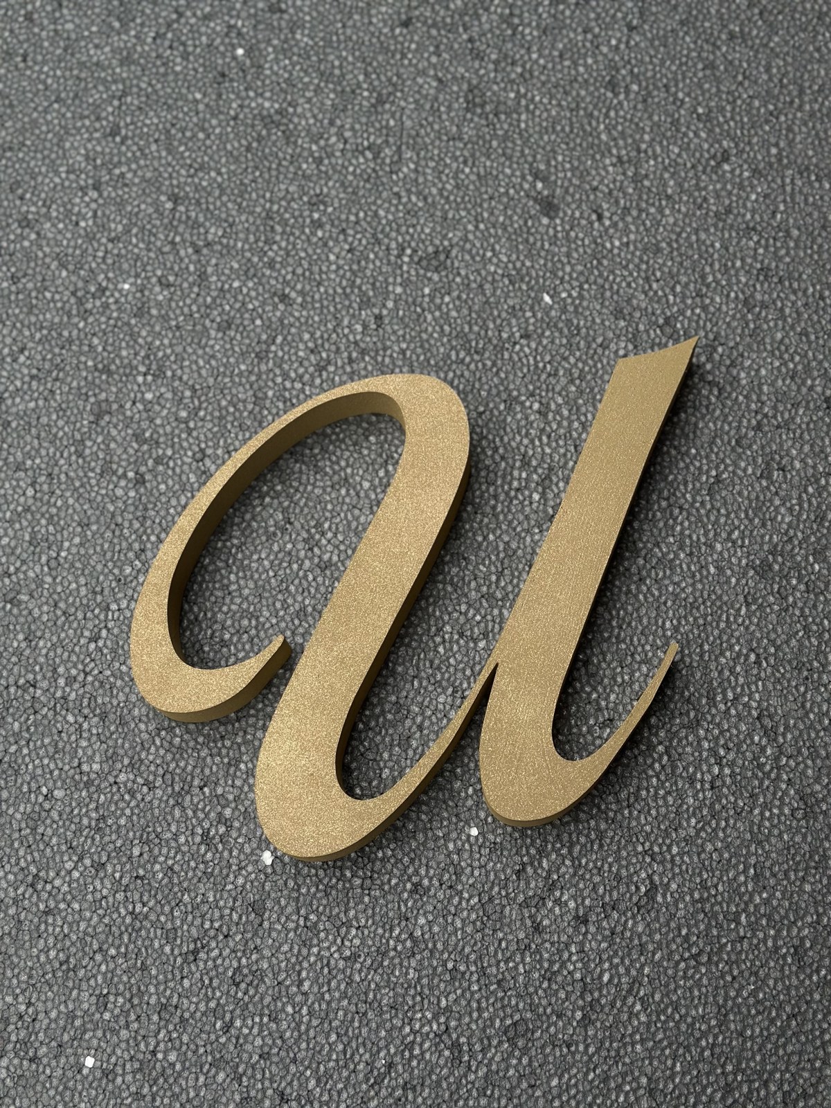 Litere caligrafice aurii