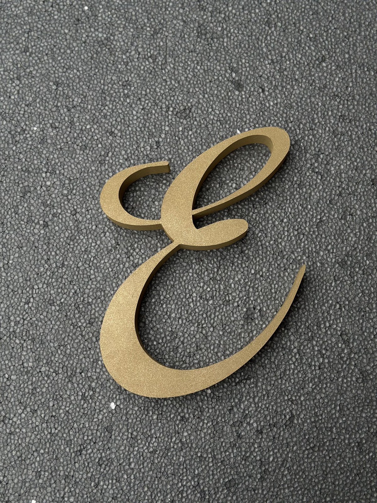 Litere caligrafice aurii