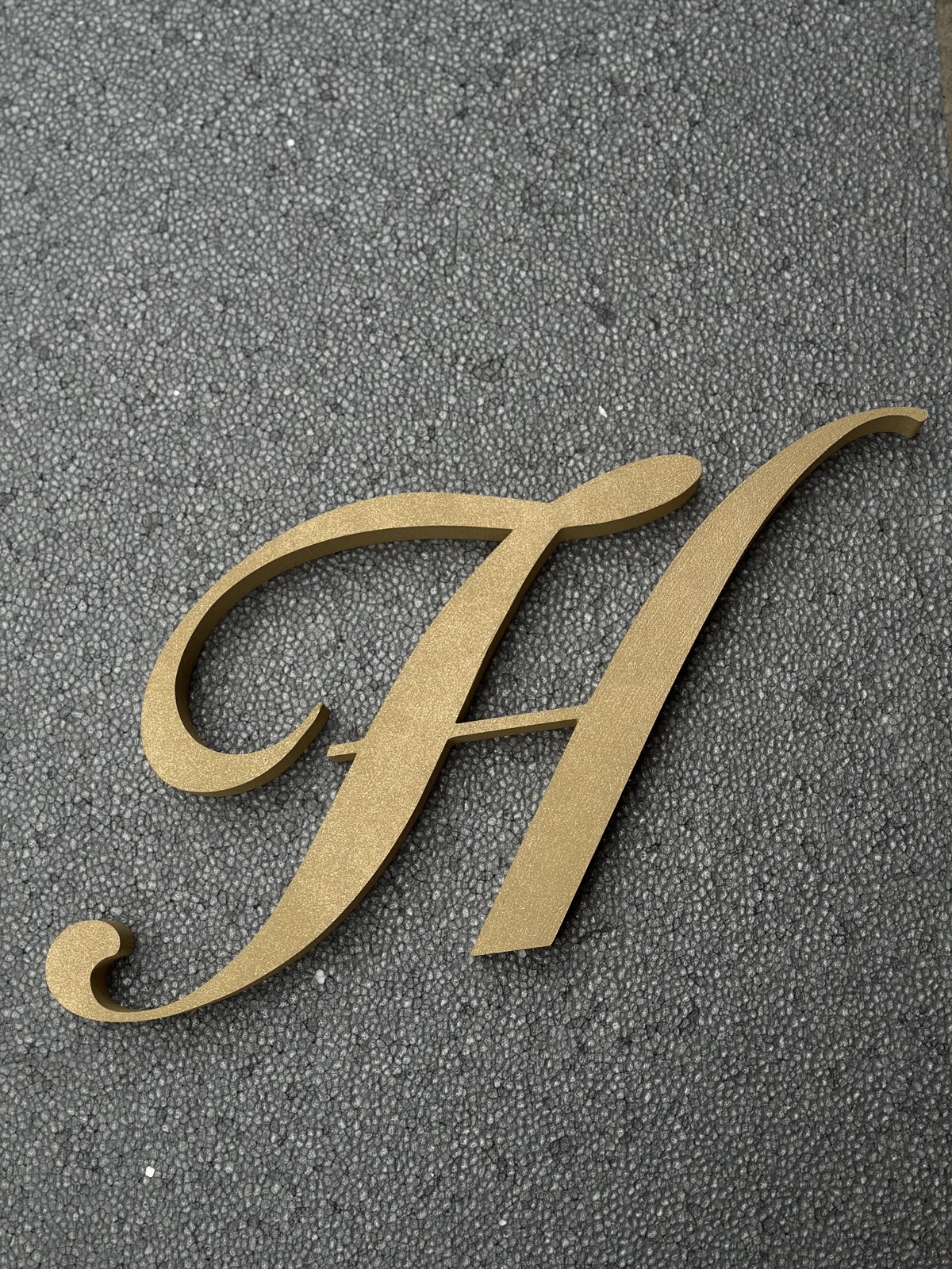 Litere caligrafice aurii