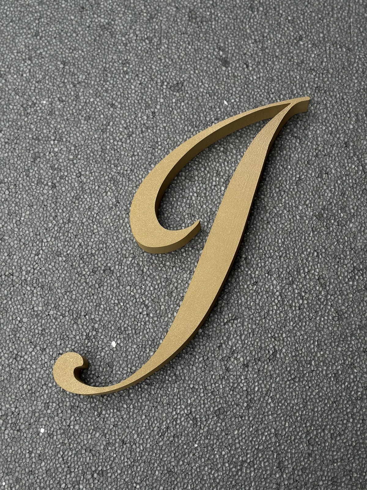 Litere caligrafice aurii