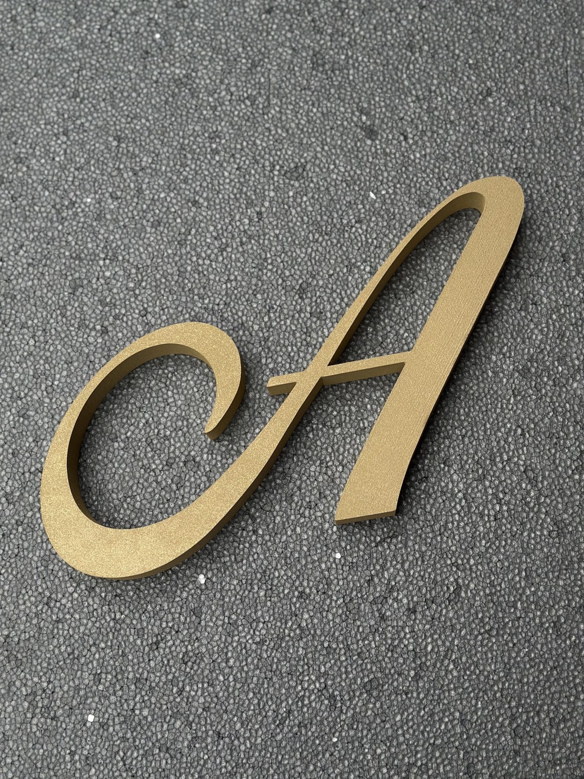Litere caligrafice aurii