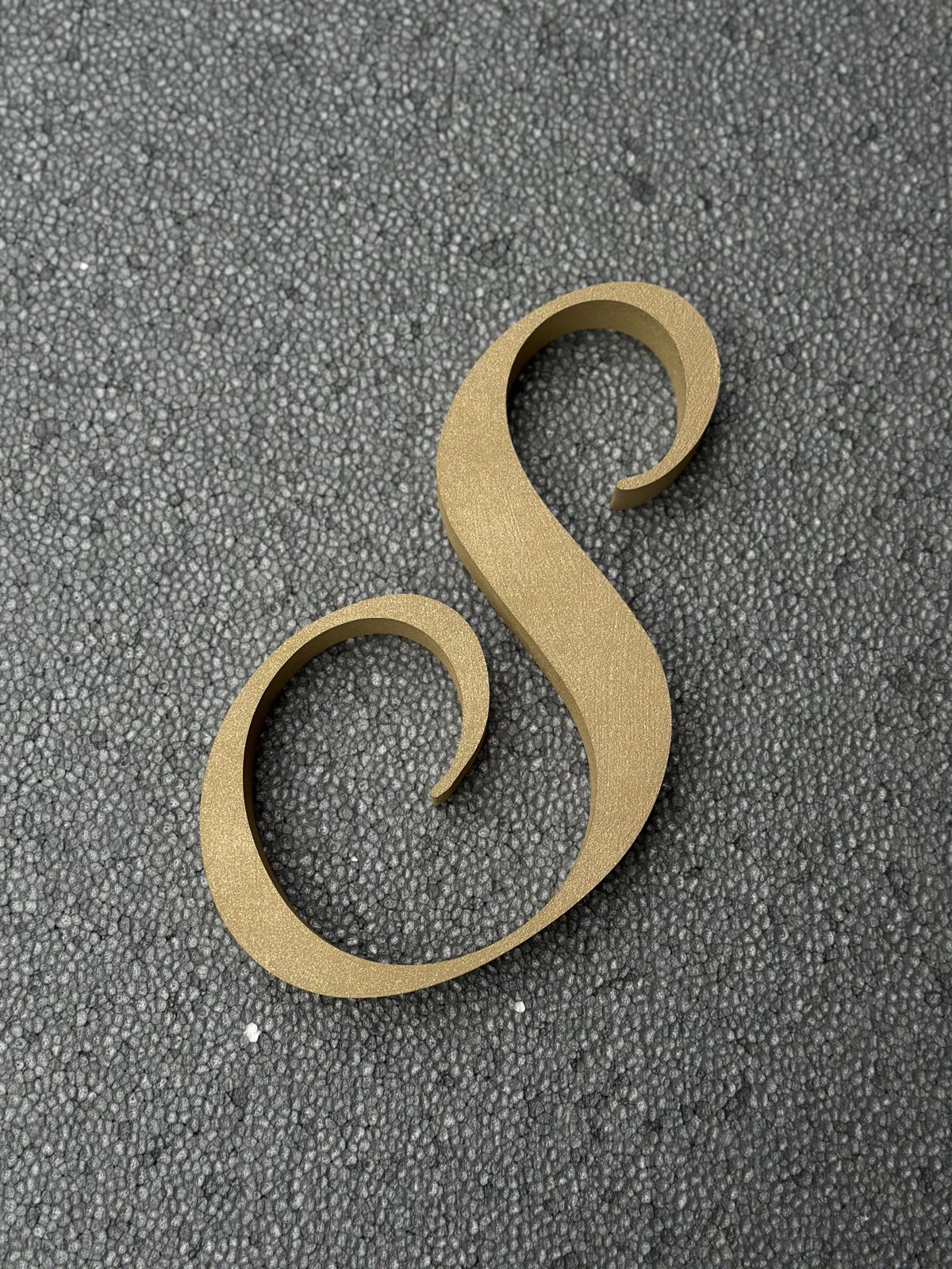 Litere caligrafice aurii