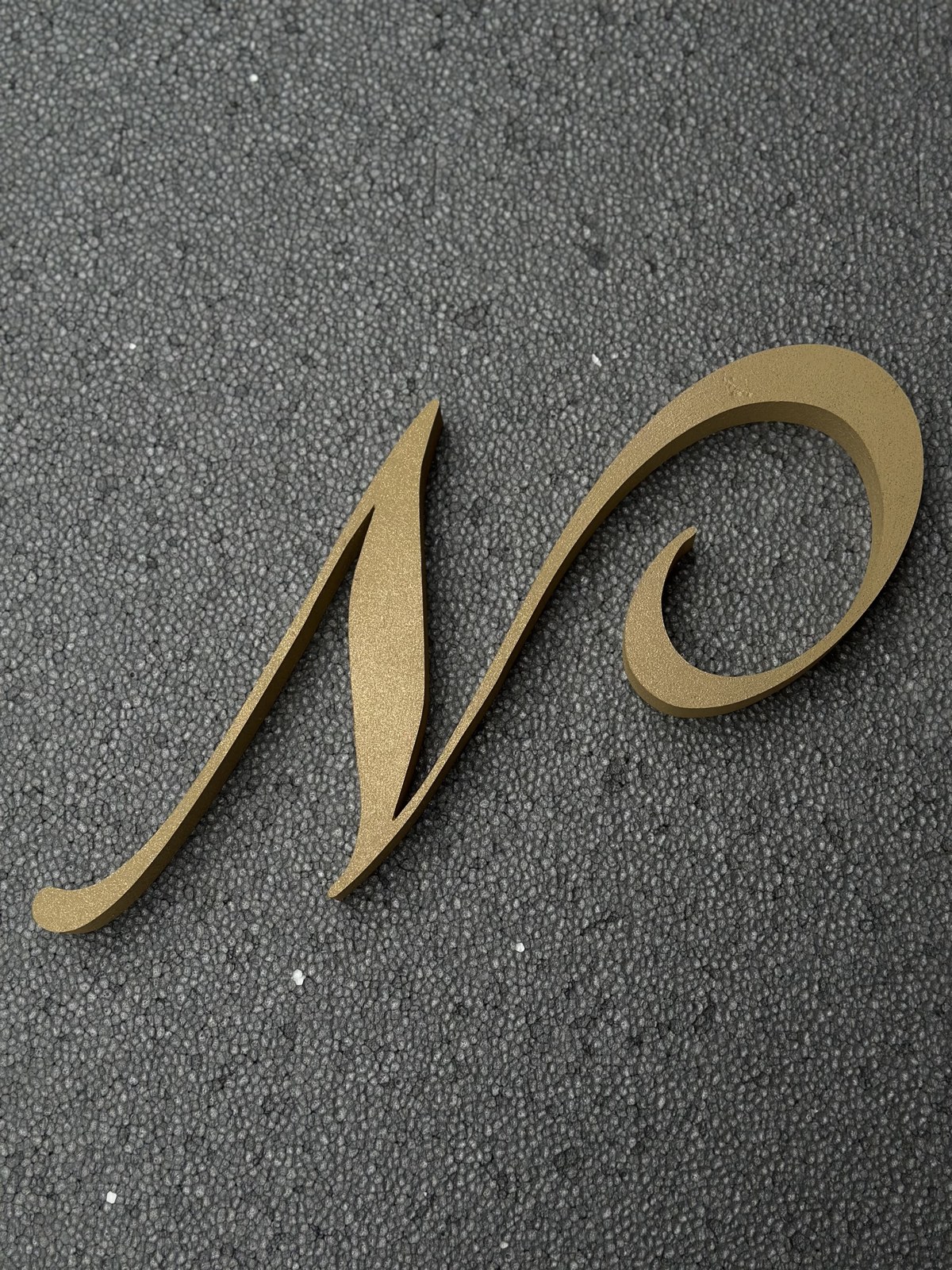 Litere caligrafice aurii