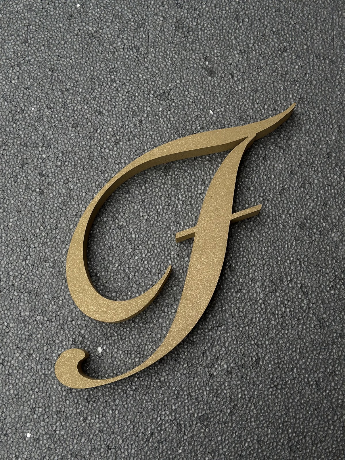 Litere caligrafice aurii