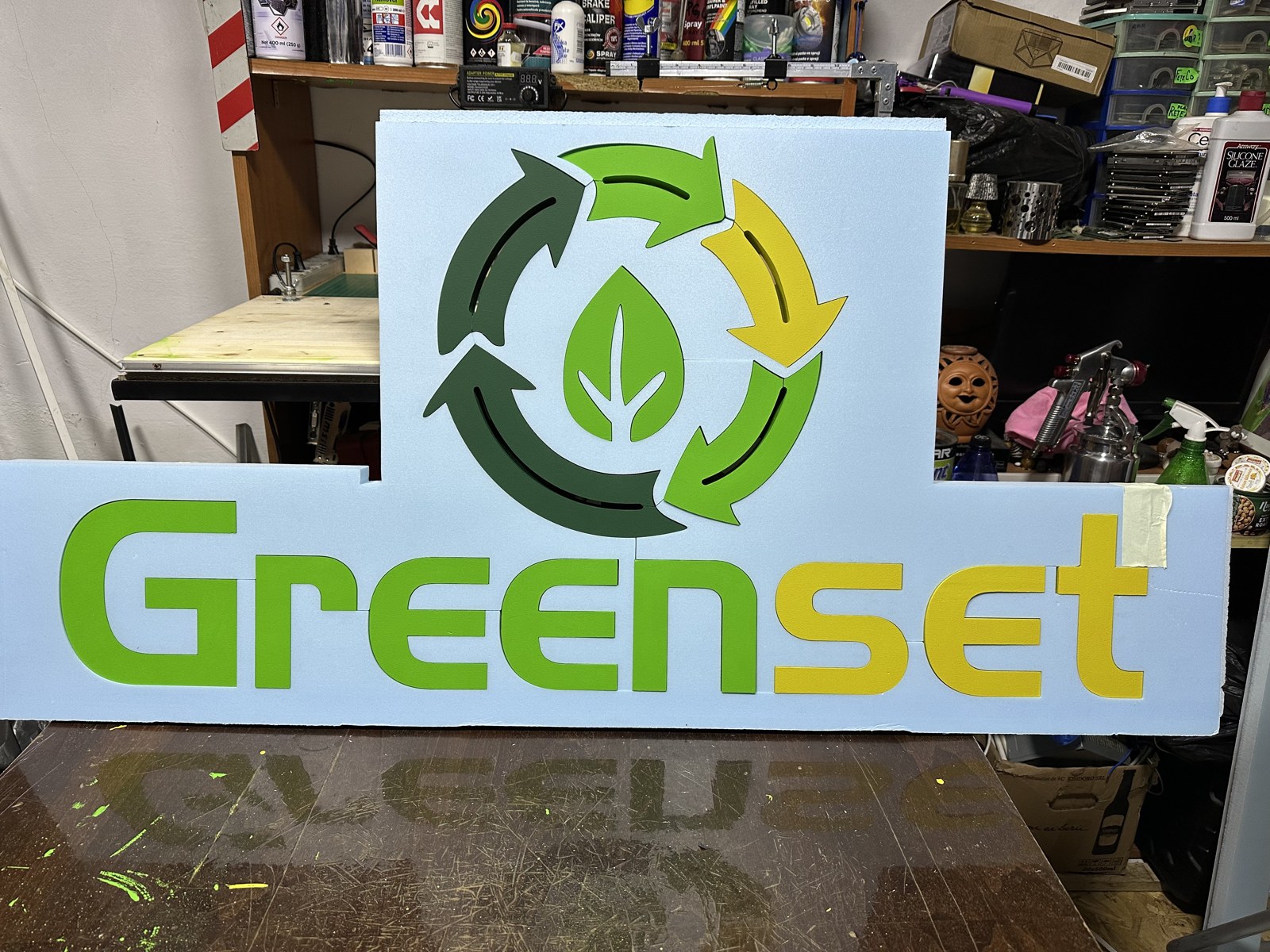 Greenset — panou cu logo